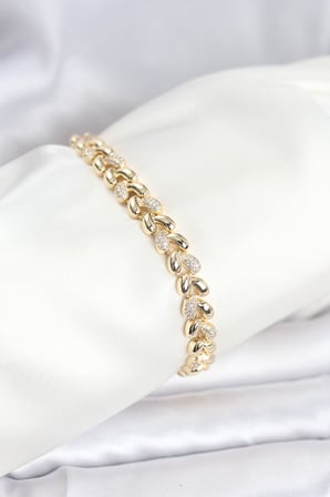 Pirinç Gold Renk VIP Seri Sarmal Damla Model Zirkon Taşlı Kadın Bileklik 5886