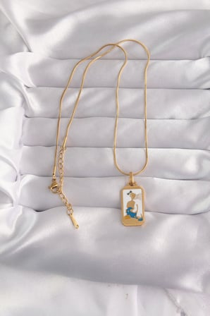 316L Çelik Gold Renk Beyaz Mineli Kız Figür Tarot Kolye 5886
