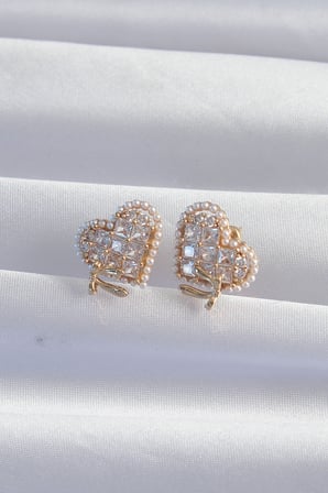 Pirinç Gold Renk Fiyonk Detay İncili Zirkon Taşlı Kalp Küpe 5886