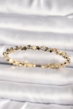 Pirinç Gold Renk Zirkon Taşlı Küp Dorika Model Kadın Bileklik 5886