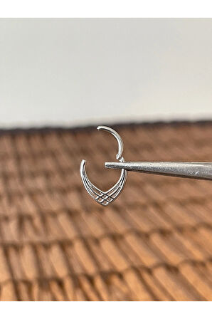 316 L Cerrahi Çelik Anti Alerjik Halka Piramit Modeli Kilitli Halka Piercing 8mm x 1,2 mm