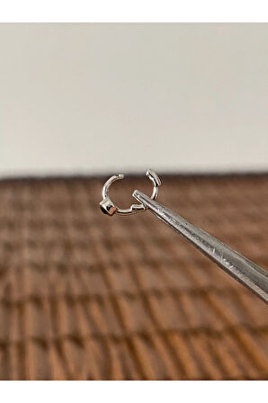 Pirinç Rodyum Kapalama Minik Siyah Taşlı Piercing Küpe