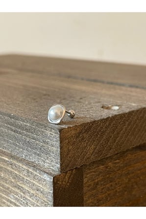 925 Ayar Gümüş İncili Kıkırdak Helix Tragus Piercingi Gümüş Piercing