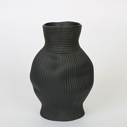 SİYAH DARBELİ VAZO UZUN 17*17*30 CM AK.JM00009