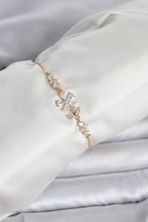 Gold Renk Zirkon Taşlı Papatya Model Asansörlü Kadın Bileklik