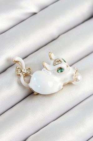 Zirkon Taşlı İnci Detaylı Beyaz 3D Kedi Figürlü Gold Renk Kadın Broş