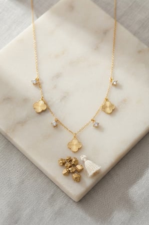 Pirinç Gold Renk Zirkon Taşlı Yonca Model Kadın Kolye