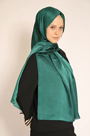 Akel Düz Aura Zümrüt Yeşili Şal – Işıltılı Dokusu ve Modern Tarzıyla Şıklığın Tamamlayıcısı