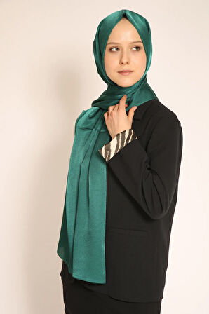 Akel Düz Aura Zümrüt Yeşili Şal – Işıltılı Dokusu ve Modern Tarzıyla Şıklığın Tamamlayıcısı