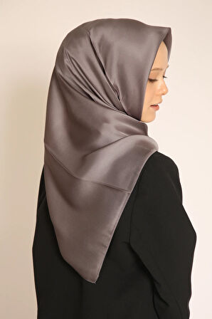 Akel Füme Düz Kristal Eşarp – Işıltılı ve Modern Duruşlu Tok Doku Eşarp Modeli