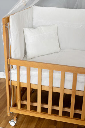 Ahşap Beşik Anne Yanı Beşik Vernikli 60x120 - Beyaz Güpür Uyku Seti + Yataklı + Tekerlekli