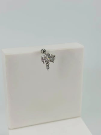 Rodyum Zirkon Taşlı Uç Kısmı : Pirinç Kıkırdak Bar Uzunluğu : 6 Mm / Bar Kalınlığı 0.8 Mm / Top Boyu 3 Mm - Pt0047