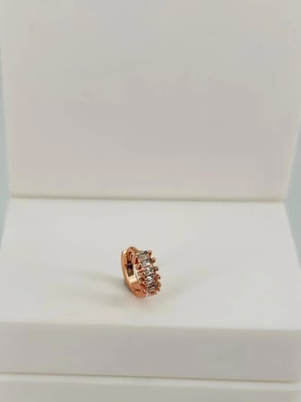 Rose Zirkon Taşlı Uç Kısmı : Pirinç Kıkırdak Bar Uzunluğu : 6 Mm / Bar Kalınlığı 0.8 Mm / Top Boyu 3 Mm / Çap 6 Mm - Pt0083-2