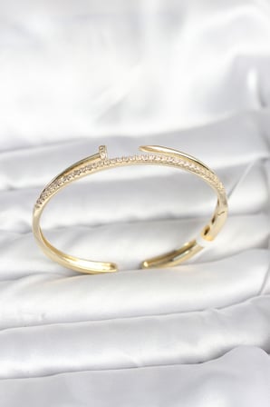 Pirinç Gold Renk Zirkon Taşlı Çivi Model Kadın Kelepçe Bileklik 5886