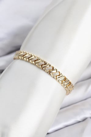 CM Geometrik Model Zirkon Taşlı VIP Seri Gold Renk Pirinç Kadın Bileklik 5886