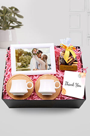 2'li Bambu Tabaklı Beyaz Fincan & Ahşap Beyaz Çerçeve & Godiva Napoliten Çikolata Hediye Seti