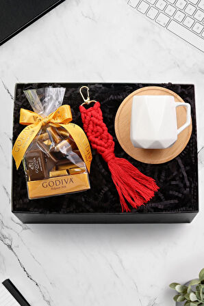 Beyaz Geometrik Porselen Fincan & Godiva Napoliten Çikolata & Makrome Anahtarlık Hediye Seti