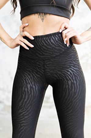 Dar Kesim Toparlayıcı Deri Görünümlü Siyah Spor Tayt