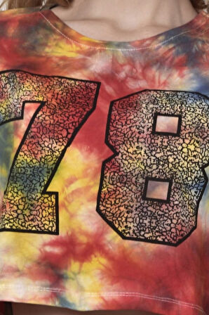 78 Baskılı Çok Renkli Crop Kırmızı T-Shirt