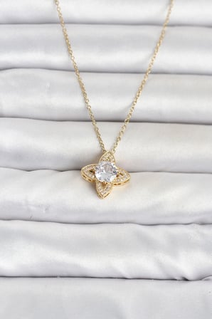 316L Çelik Zincir Gold Renk Yonca Model Kadın Kolye