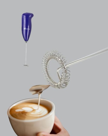 Mini Pilli Portatif Karıştırıcı – Cappuccino, Latte, Frappe ve Kahve Köpürtücü