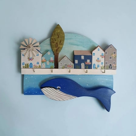 El Yapımı Ahşap Anahtarlık Askısı – Balina ve Deniz Temalı Dekoratif Anahtar Askılığı | 5 Kancalı | 28x25 cm