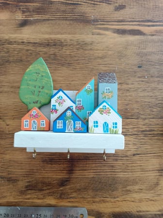 Ahşap Evler Anahtarlık Askılığı | El Boyaması Dekoratif Duvar Askısı 15x14 cm