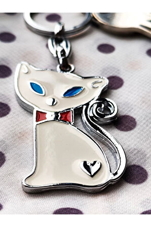 Mavi Gözlü Kırmızı Papyonlu Beyaz Kedi Metal Anahtarlık