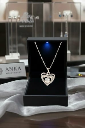 IŞIKLI KUTUDA 925 AYAR GÜMÜŞ TAŞLI KALP KADIN KOLYE