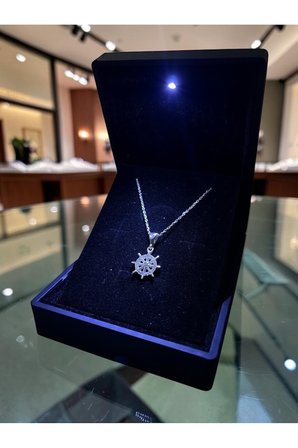 ANKA MÜCEVHERAT IŞIKLI KUTUDA 925 AYAR GÜMÜŞ TAŞLI GEMİ DÜMENİ KADIN KOLYE
