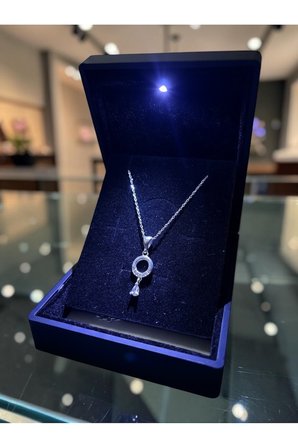 ANKA MÜCEVHERAT IŞIKLI KUTUDA 925 AYAR GÜMÜŞ IŞILTI DAMLA TAŞLI HALKA KADIN KOLYE