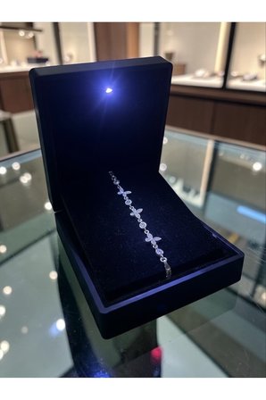 ANKA MÜCEVHERAT IŞIKLI KUTUDA 925 AYAR GÜMÜŞ TAŞLI KELEBEK KADIN BİLEKLİK