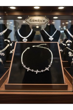 ANKA MÜCEVHERAT IŞIKLI KUTUDA 925 AYAR GÜMÜŞ TAŞLI KELEBEK KADIN BİLEKLİK