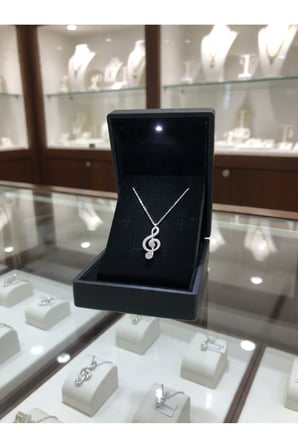 ANKA MÜCEVHERAT IŞIKLI KUTUDA 925 AYAR GÜMÜŞ MELODİ KADIN KOLYE