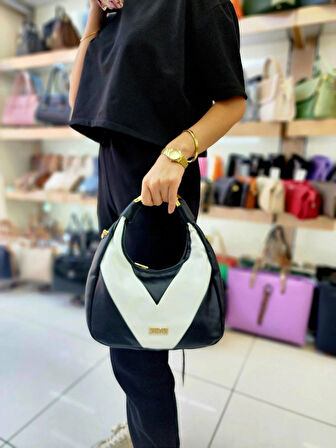 YUMUŞAK SUNİ DERİ ( ORTA BOY ) SERT MİKA GOLD ZİNCİR DETAYLI KADIN EL-OMUZ ÇANTASI