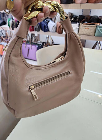 YUMUŞAK SUNİ DERİ ( ORTA BOY ) SERT MİKA GOLD ZİNCİR DETAYLI KADIN EL-OMUZ ÇANTASI