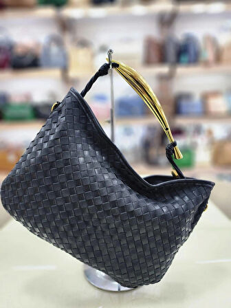 GOLD METAL DETAYLI YUMUŞAK SUNİ DERİ ÖRGÜ MODEL KADIN EL-OMUZ ÇANTASI