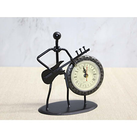 Metal Saatli Gitar Çalan Müzisyen