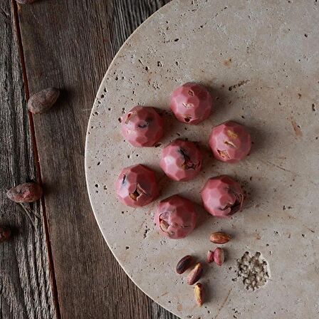 Bütün Antep Fıstıklı Kırmızı Meyveli Beyaz Bonbon Çikolata. 500 Gr.