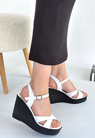 Minna Beyaz Cilt Dolgu Topuk Sandalet