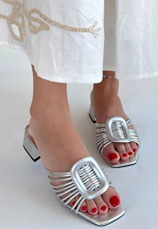 Anca Gümüş Rugan Topuklu Terlik