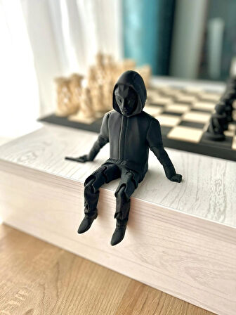 Squid Game Yönetici Figürü - 11 cm