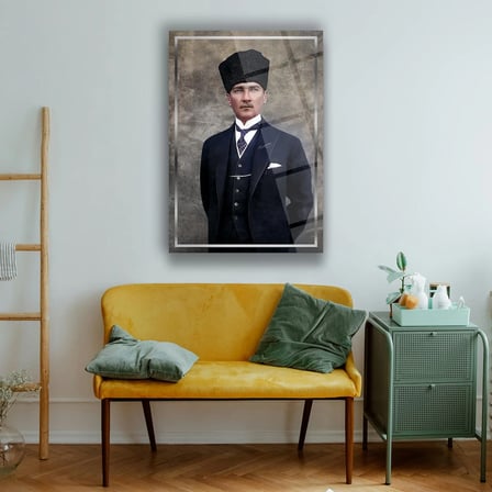 Atatürk Şapkalı ve Takım Elbiseli Renkli Portre Cam Tablo – ATA184