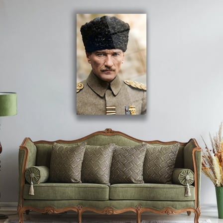 Mustafa Kemal Atatürk Kalpaklı Yakın Plan Portre Cam Tablo – ATA295