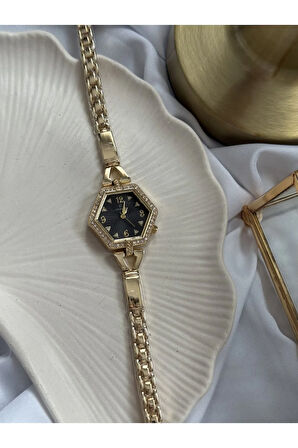 Siyah Cam Detaylı Saat