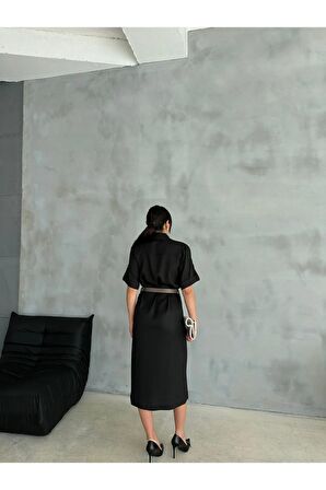 Önü düğmeli ve beli kemerli midi elbise