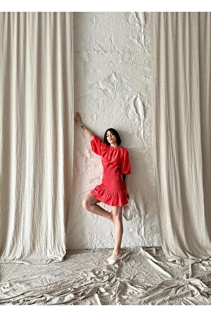 Düğme aksesuarlı mini elbise