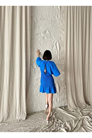 Düğme aksesuarlı mini elbise