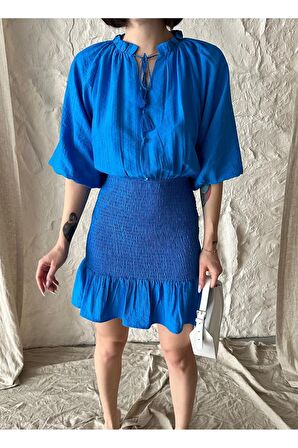 Düğme aksesuarlı mini elbise