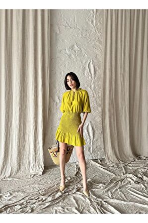 Düğme aksesuarlı mini elbise